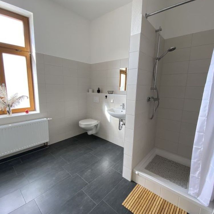 Badezimmer mit abgeschlossenen Duschbereich und Waschplatz | Copyright: Diakonieverein Burghof e.V.