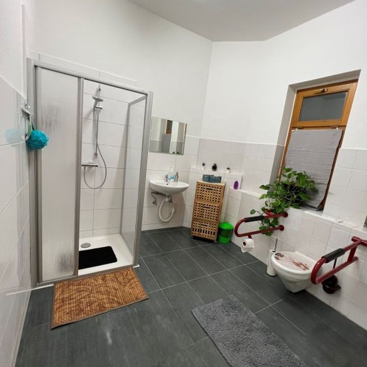 Badezimmer mit Duschkabine und Waschplatz | Copyright: Diakonieverein Burghof e.V.