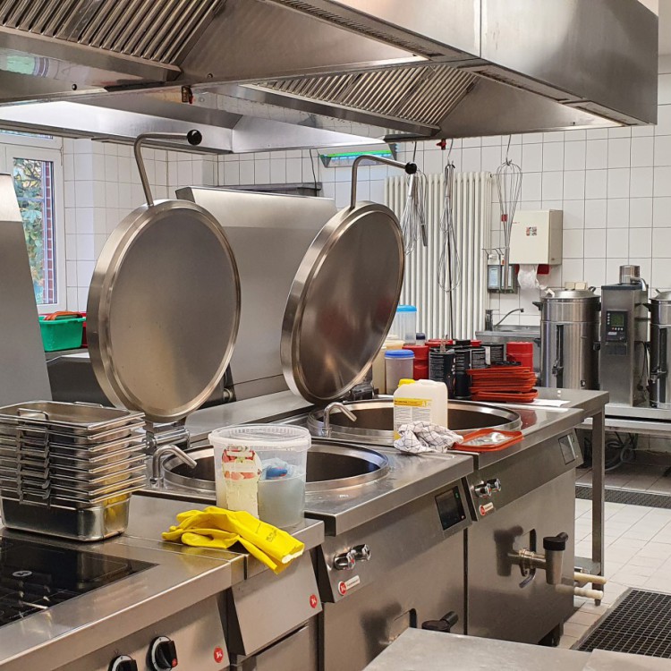 Innenansicht der Küche mit großen Geräten | Copyright: Diakonieverein Burghof e. V.