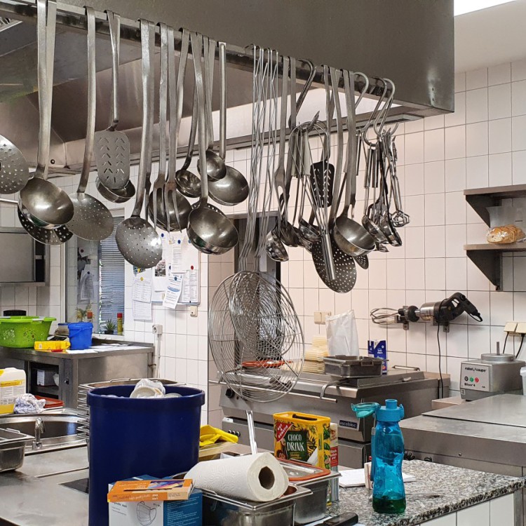 Innenansicht der Küche mit Arbeitsplatten und Utensilien | Copyright: Diakonieverein Burghof e. V.