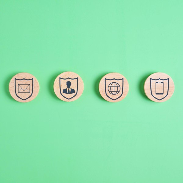 Abbildung zum Thema Datenschutz. Das Bild zeigt vier Symbole auf grünem Hintergrund. Die Symbole stehen für den Schutz der Privatsphäre.