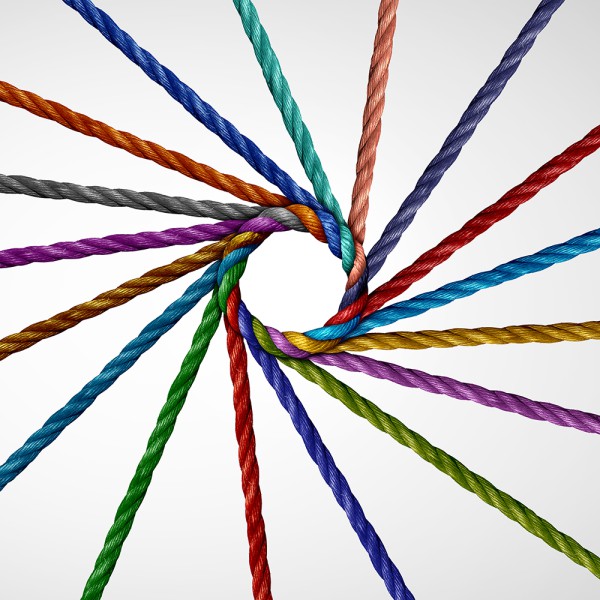 Viele Schüre mit verschiedenen Farben treffen sich in der Mitte und bilden einen Kreis
