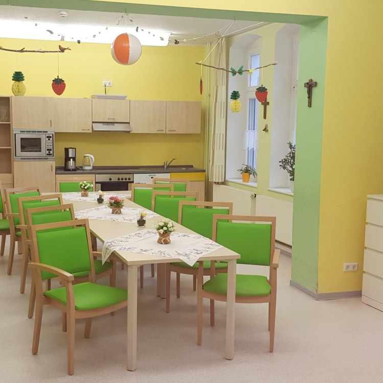 Innenbereich zeigt Küche mit Esstisch und Sitzgelegenheiten | Copyright: Diakonieverein Burghof e. V.