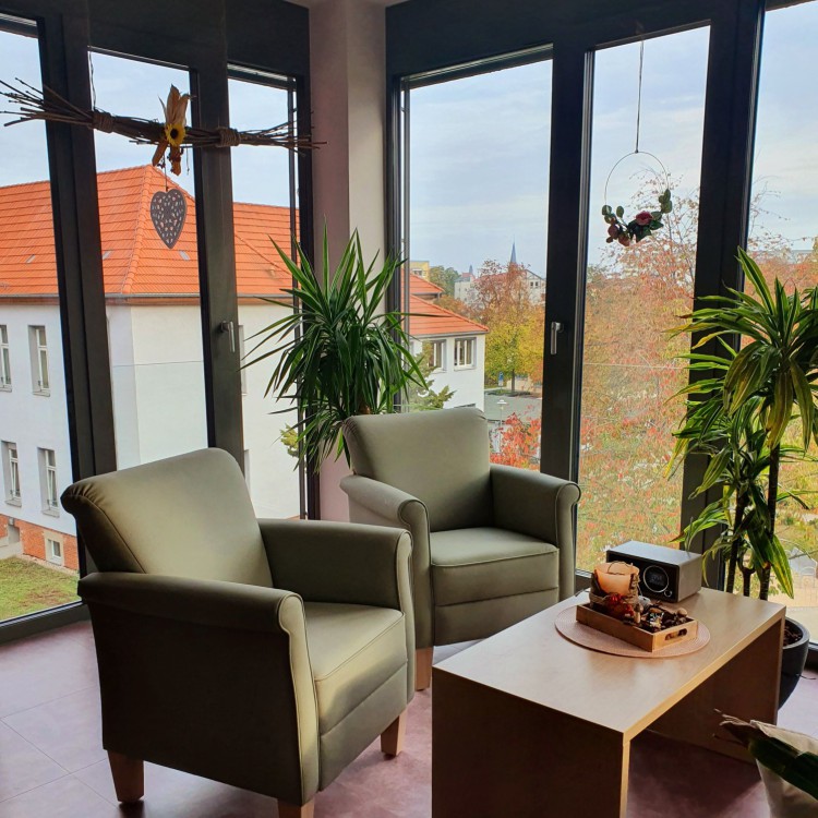 Gemütliche Sitzecke vor einer großen Fensterfront mit einer schönen Aussicht | Copyright: Diakonieverein Burghof e. V.