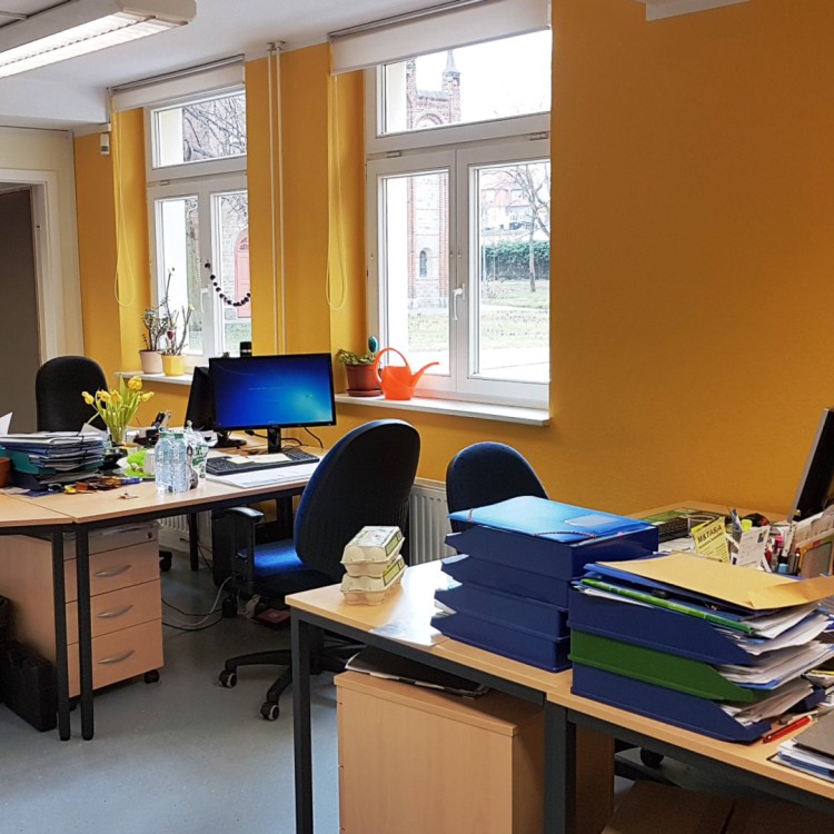 Innenansicht Büro mit mehreren Arbeitsplätzen | Copyright: Diakonieverein Burghof e. V.